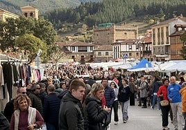 Numeroso público se acercó este domingo al mercado de Potes por Los Santos