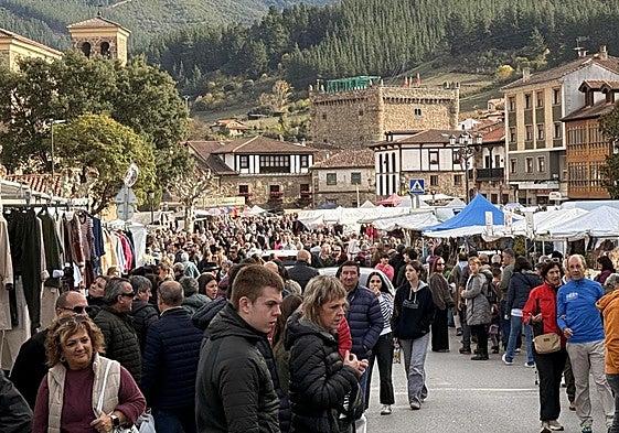 Numeroso público se acercó este domingo al mercado de Potes por Los Santos