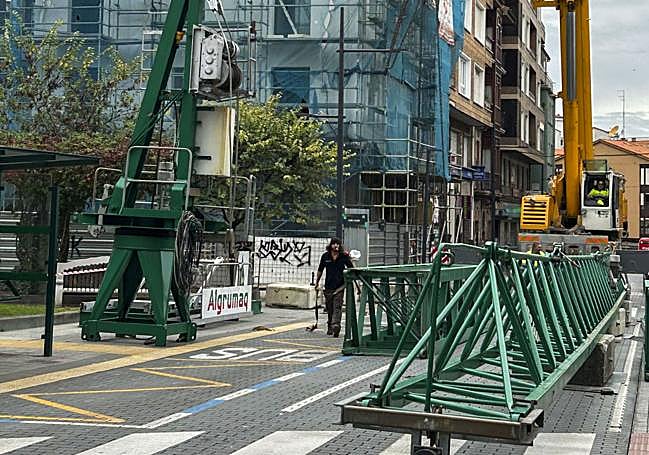 El desmontaje de la grúa que obligó a los vehículos a desviarse por Ruiz Tagle.