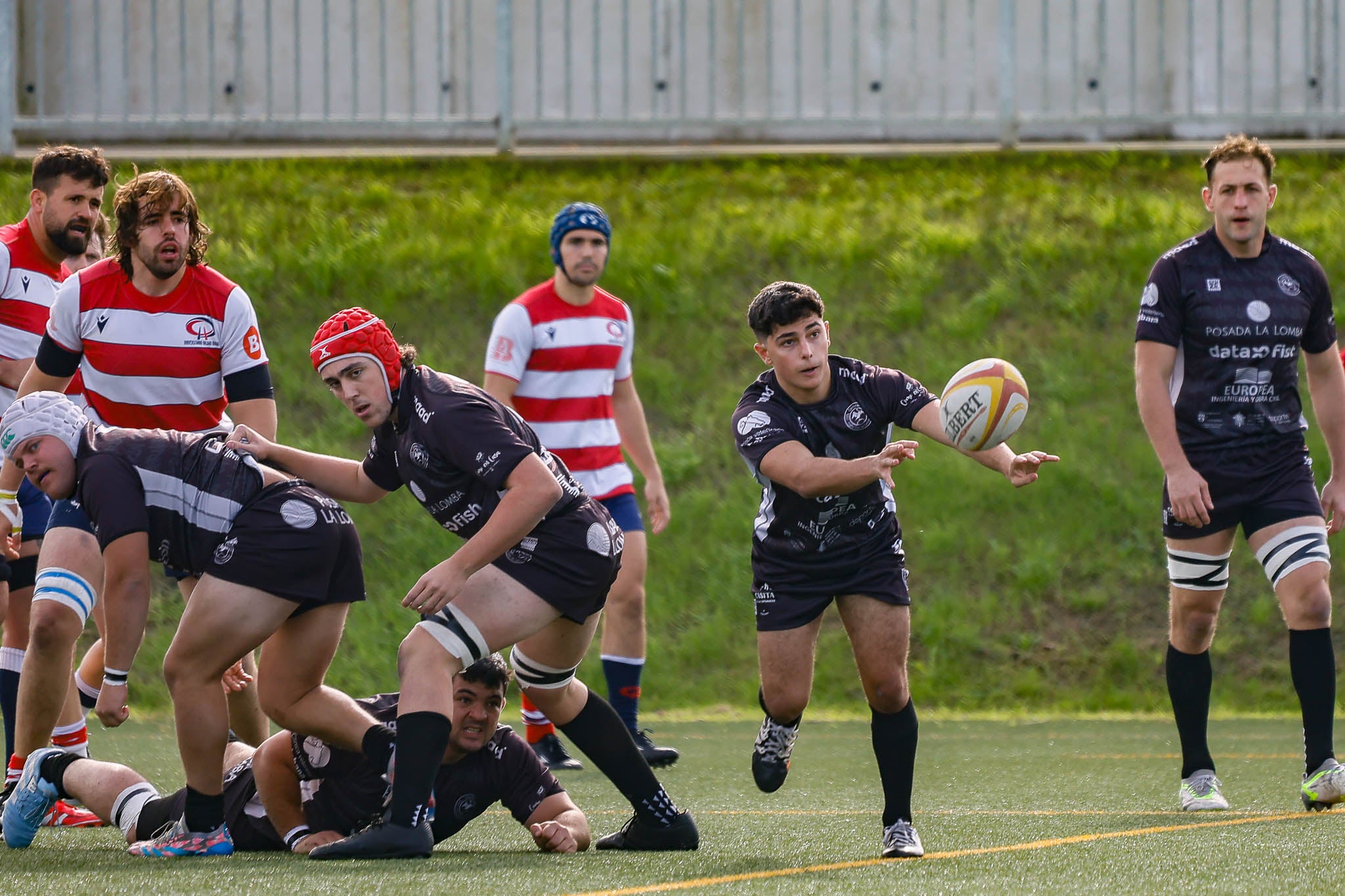 Nicolás Serván pasa el oval a un compañero en el encuentro ante el Universitario.