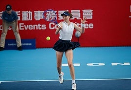 Cristina Bucsa devuelve con su derecha una bola a Mboko.