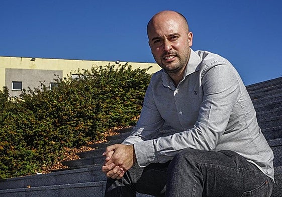 El coordinador regional de Izquierda Unida, frente a la Escuela de Minas de Torrelavega.