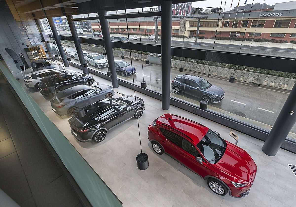 Concesionario de vehículos en la avenida de Parayas, en Santander.