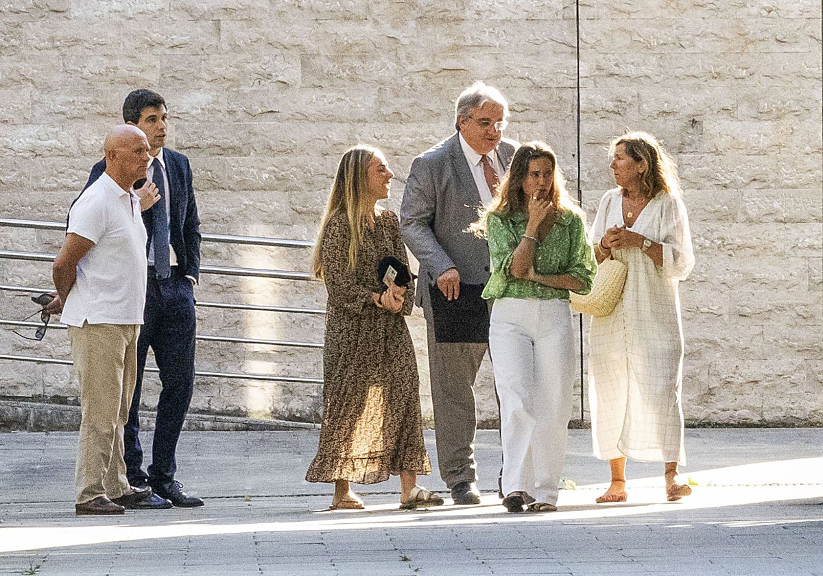 El funcionario, sus hijas y su mujer junto a sus abogados en Las Salesas.