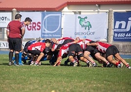 El equipo del Sotileza en una melé contra Gijón.