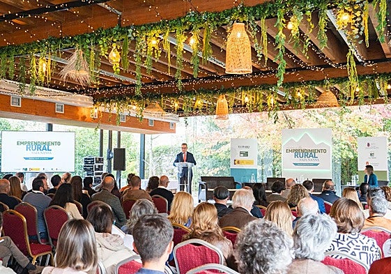 Paulino San Emeterio, director general de Pesca y Alimentación, intervino en representación de la consejera de Desarrollo Rural, María Jesús Susinos al inicio del evento, celebrado en el Palacio Guevara de Treceño.