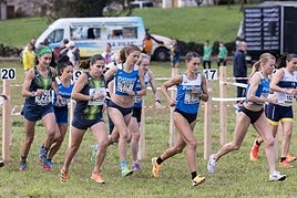 Irene Pelayo, ganadora femenina, ya al frente del melotón de su categoría, seguida por Vanesa del Río y Lidia Macho