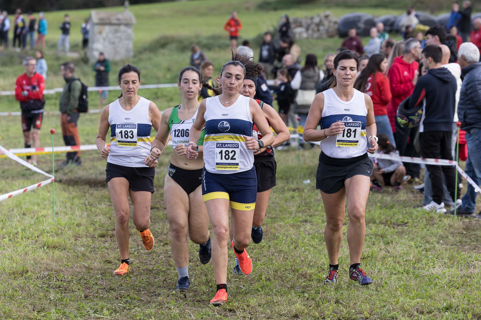 Beatriz Escarda y Eva Revielta, del Atlético Laredo, rodean a. Paula Gómez, del España de Cueto