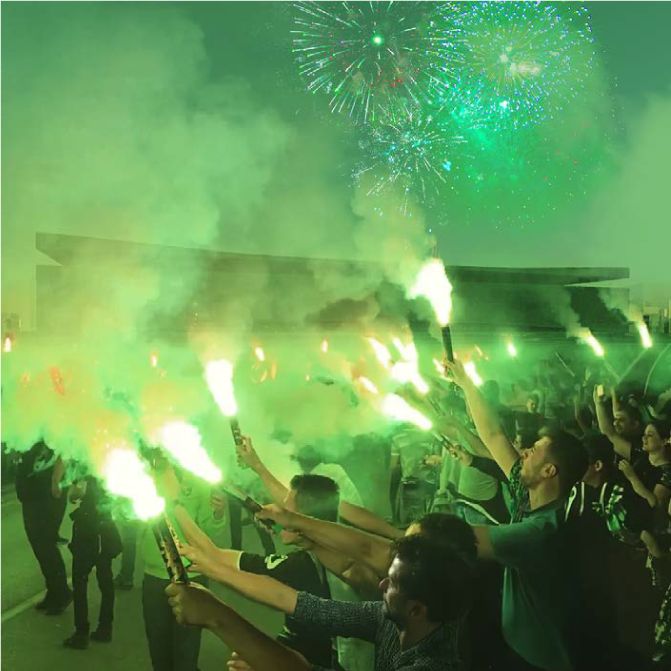 El club recrea cómo sería el recibimiento de la afición al Racing con la imagen, de fondo, de la fachada principal del estadio (zona oeste).