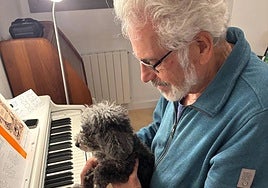 Juan Manuel Serradilla, con su perrita, en su casa de El Astillero.