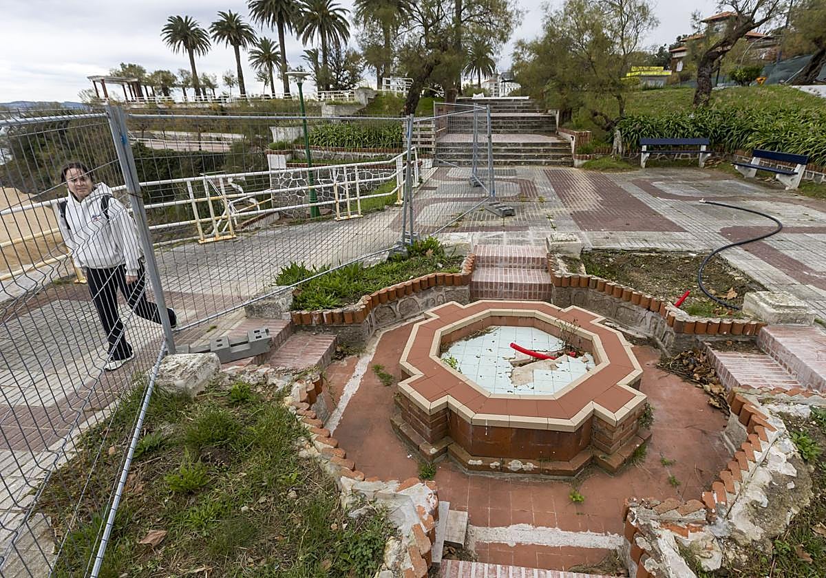 Una joven pasea, ayer, por el entorno de las obras de los Jardines de Piquío.
