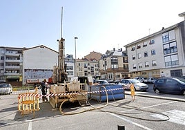 Catas en el terreno donde se van a construir las viviendas de protección oficial (VPO) de El Zapatón, en Torrelavega.
