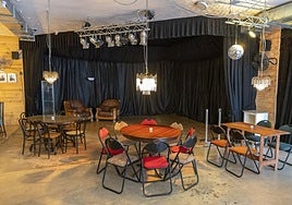 Al acceder al nuevo espacio, se ha ubicado una pequeño salón con su propio escenario.