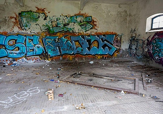 Estado en el que se encuentra uno de los edificios del complejo de La Remonta. La foto es de esta semana.