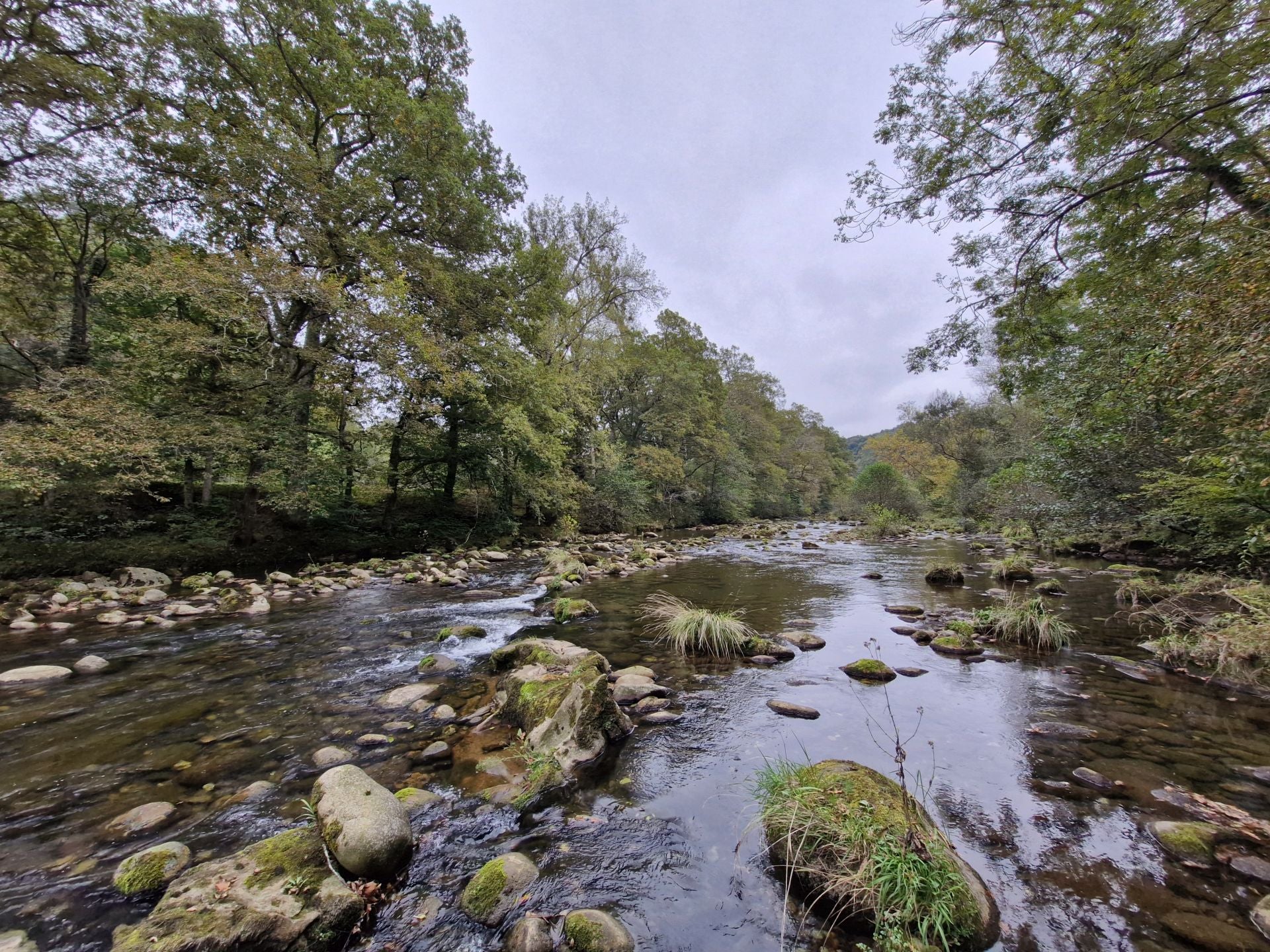 En algún punto de la ruta, es posible adentrarse en el cauce del Nansa.