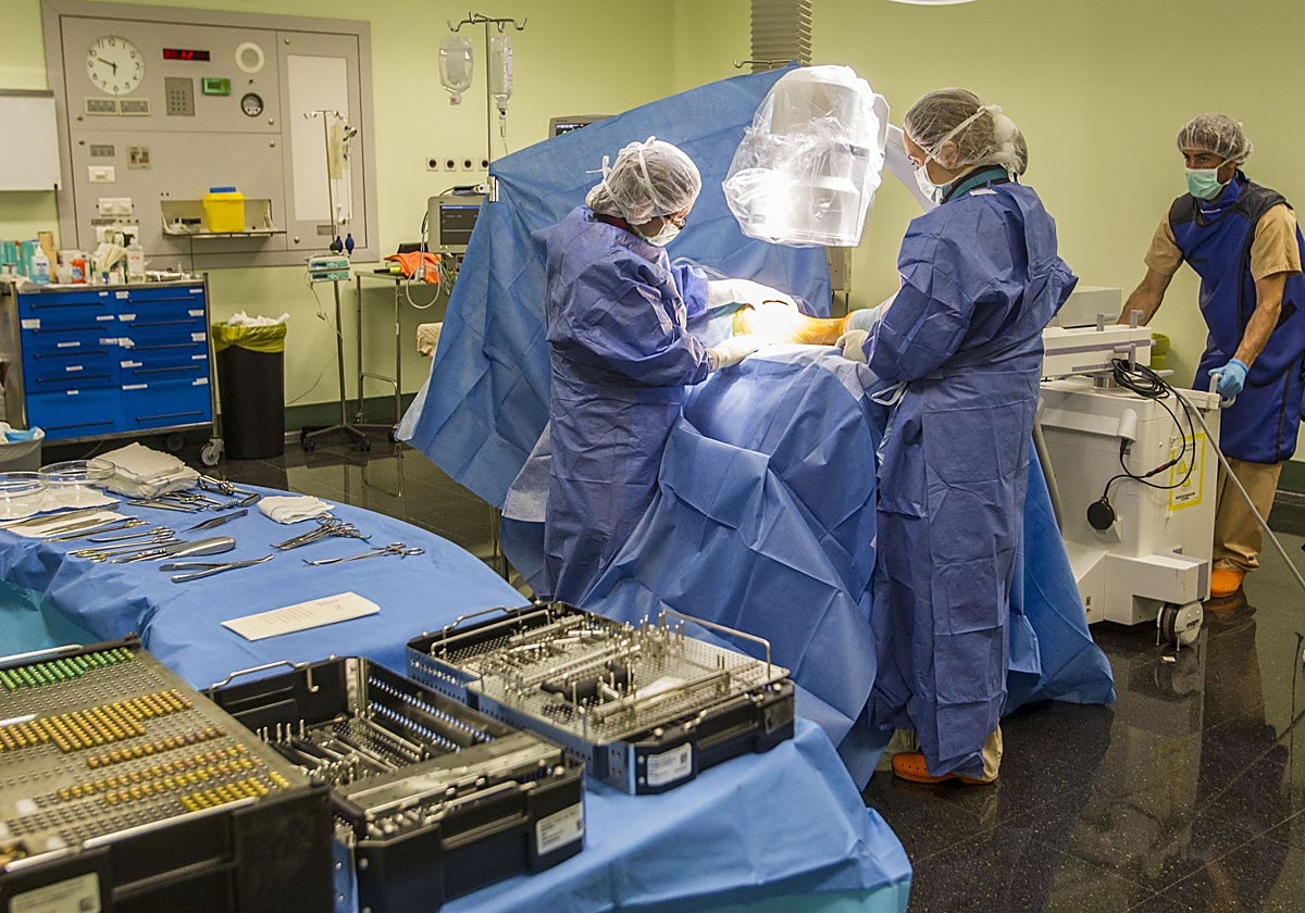 Intervención quirúrgica del equipo de Traumatología en Valdecilla.