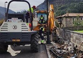 Levantando las aceras en la Avenida Cantabria, en Somahoz de Buelna.