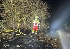 Los bomberos también sofocaron varios fuegos durante la madrugada, como este de la imagen en Pesaguero.