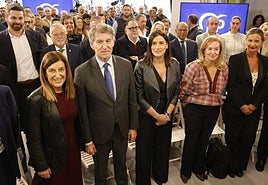 De izquierda a derecha, María José Sáenz de Buruaga, Alberto Núñez Feijóo, Gema Igual, María José González Revuelta y Eva Fernández Cobo.