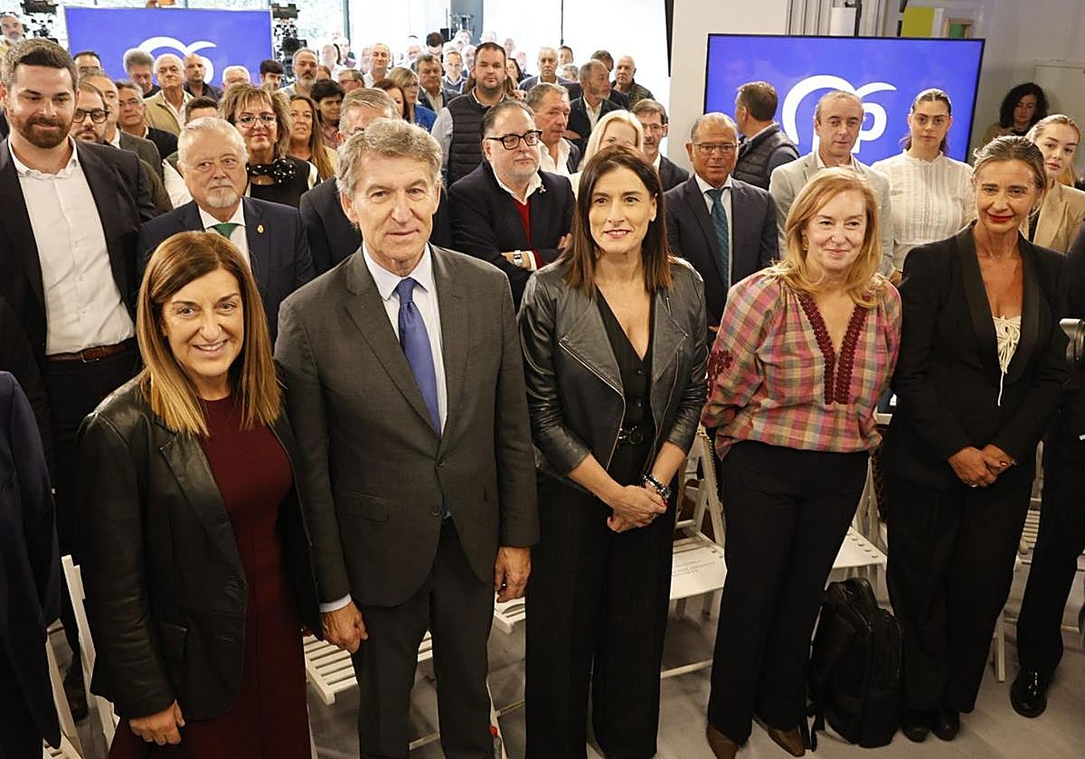 De izquierda a derecha, María José Sáenz de Buruaga, Alberto Núñez Feijóo, Gema Igual, María José González Revuelta y Eva Fernández Cobo.