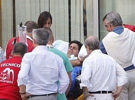 El torero Francisco Ribera es atendido por los médicos tras una cogida en 2015