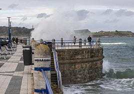 Paseantes y curiosos se acercaron ayer a la costa para contemplar y fotografiar las grandes olas.