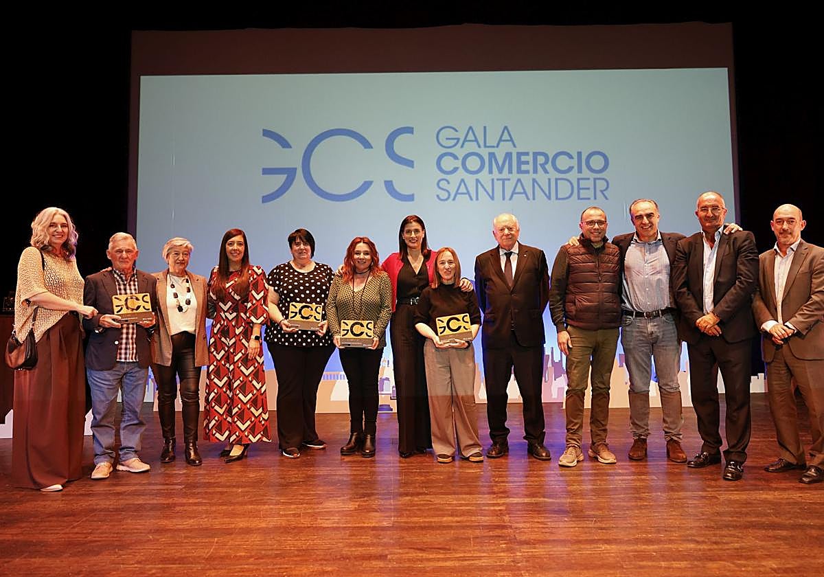 De izquierda a derecha, Beatriz Díez, Javier Acero, Isabel Fernández, Rosa Vega, Beatriz Cruz, Mónica Rodríguez, Gema Igual, Marián Montero, Gaspar Laredo, Borja Pérez, Javier Puente, Gonzalo Cayón y Álvaro Lavín, ayer, en la Gala del Comercio de Santander celebrada en el Teatro Casyc.