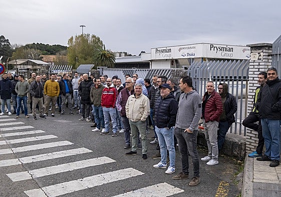 Trabajadores de Prysmian, este jueves en huelga fuera de la planta de Muriedas.