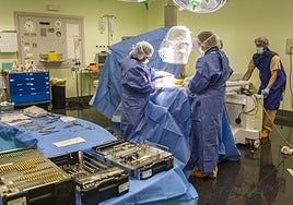 Intervención quirúrgica del equipo de Traumatología en Valdecilla.