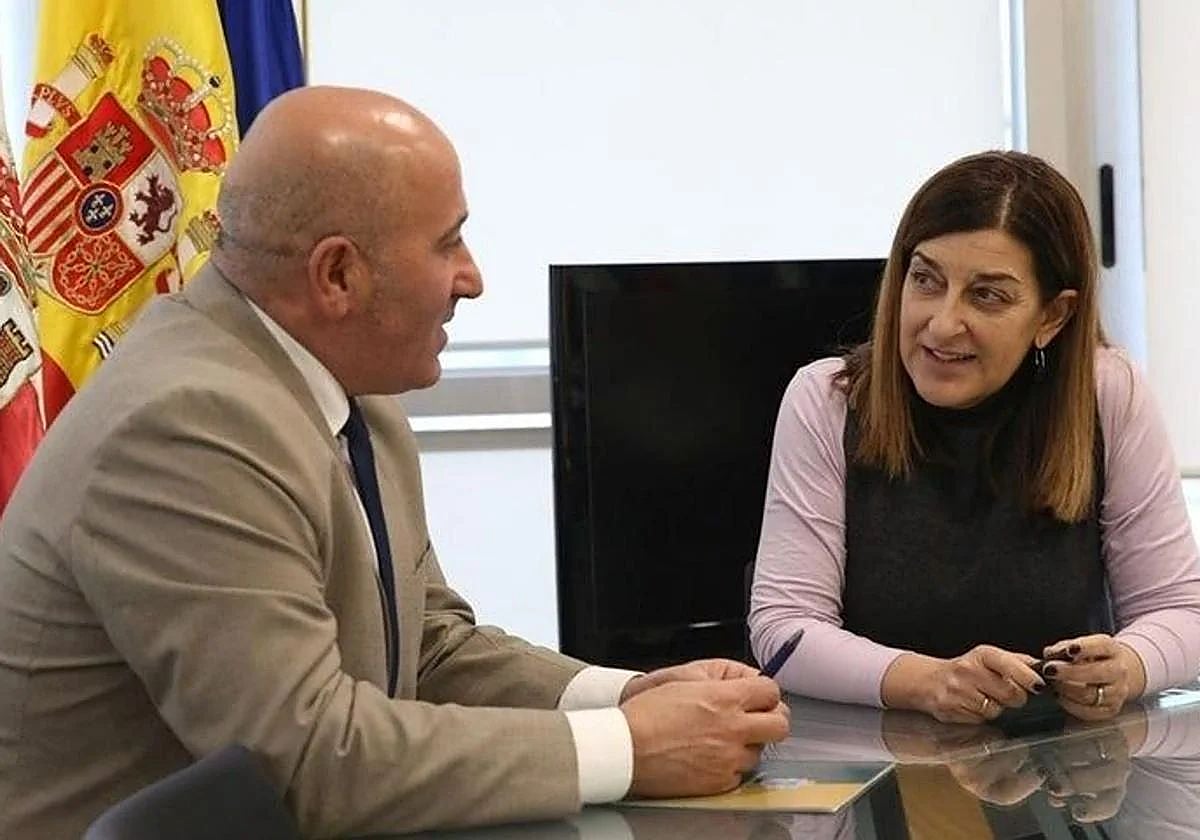 Imagen de archivo de la presidenta reunida con Agustín Molleda cuando todavía era alcalde de Cartes en diciembre de 2023.