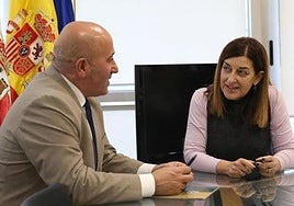 Imagen de archivo de la presidenta reunida con Agustín Molleda cuando todavía era alcalde de Cartes en diciembre de 2023.