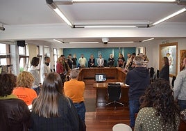 En la sesión plenaria se guardó un minuto de silencio por las dos últimas mujeres asesinadas por violencia machista.