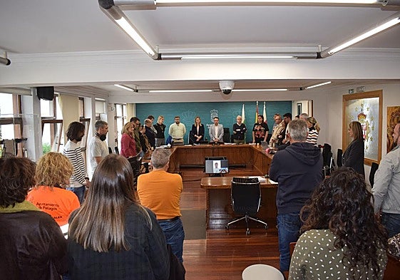 En la sesión plenaria se guardó un minuto de silencio por las dos últimas mujeres asesinadas por violencia machista.