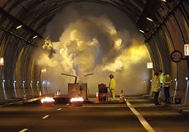 Simulacro de actuación de bomberos y sanitarios en una emergencia por incendio en el túnel del Fabar en la autovía del Cantábrico, A-8.