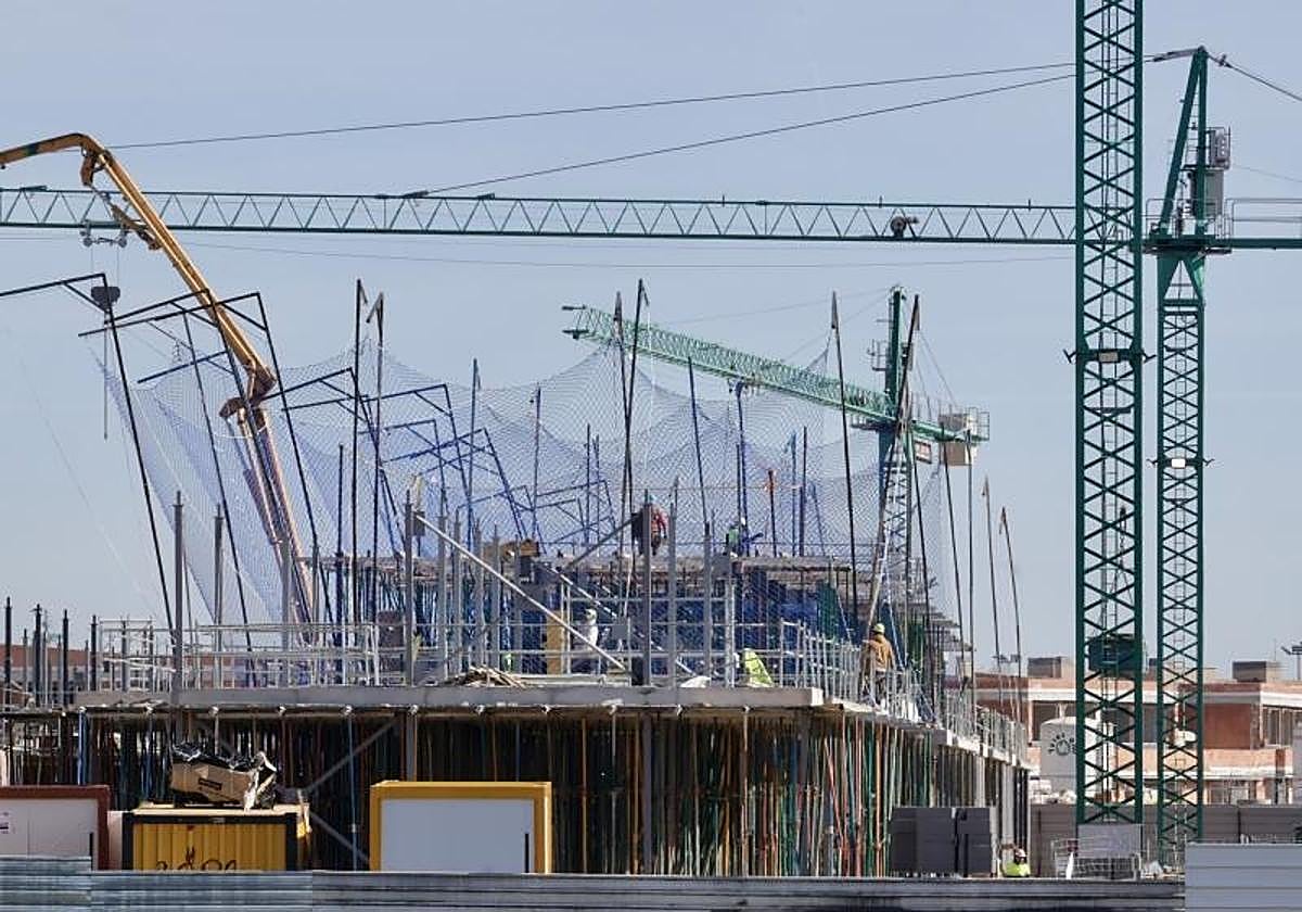 Unas viviendas en construcción.