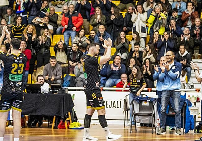 El capitán del Textil, ovacionado camino del banquillo en ese encuentro.