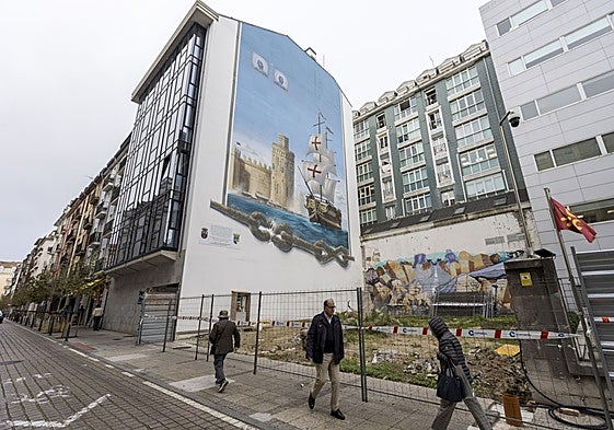 El solar, ya vallado, para el inicio de las obras del edificio, con el mural en la fachada lateral.