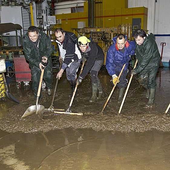 Inundaciones provocadas por el desbordamiento del río Asón en el polígono industrial de Ampuero, una de las zonas en riesgo según el informe del Observatorio de Sostenibilidad.