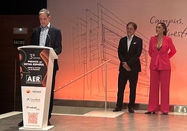 El presidente de la Cámara de Torrelavega, Carlos Augusto Carrasco, el jueves en Madrid recogiendo el premio.