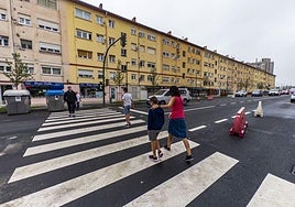 Varias personas cruzan por la calle General Dávila, que pasará a llamarse Paseo de Altamira.