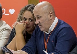 Molleda charla con la secretaria de Igualdad del PSOE cántabro, Raquel Fernández.