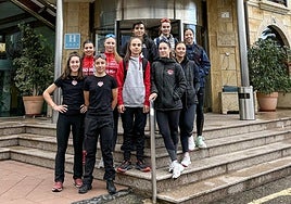 Integrantes de laplantilla élite y sub23 del CantabriaDeporte Río Miera.
