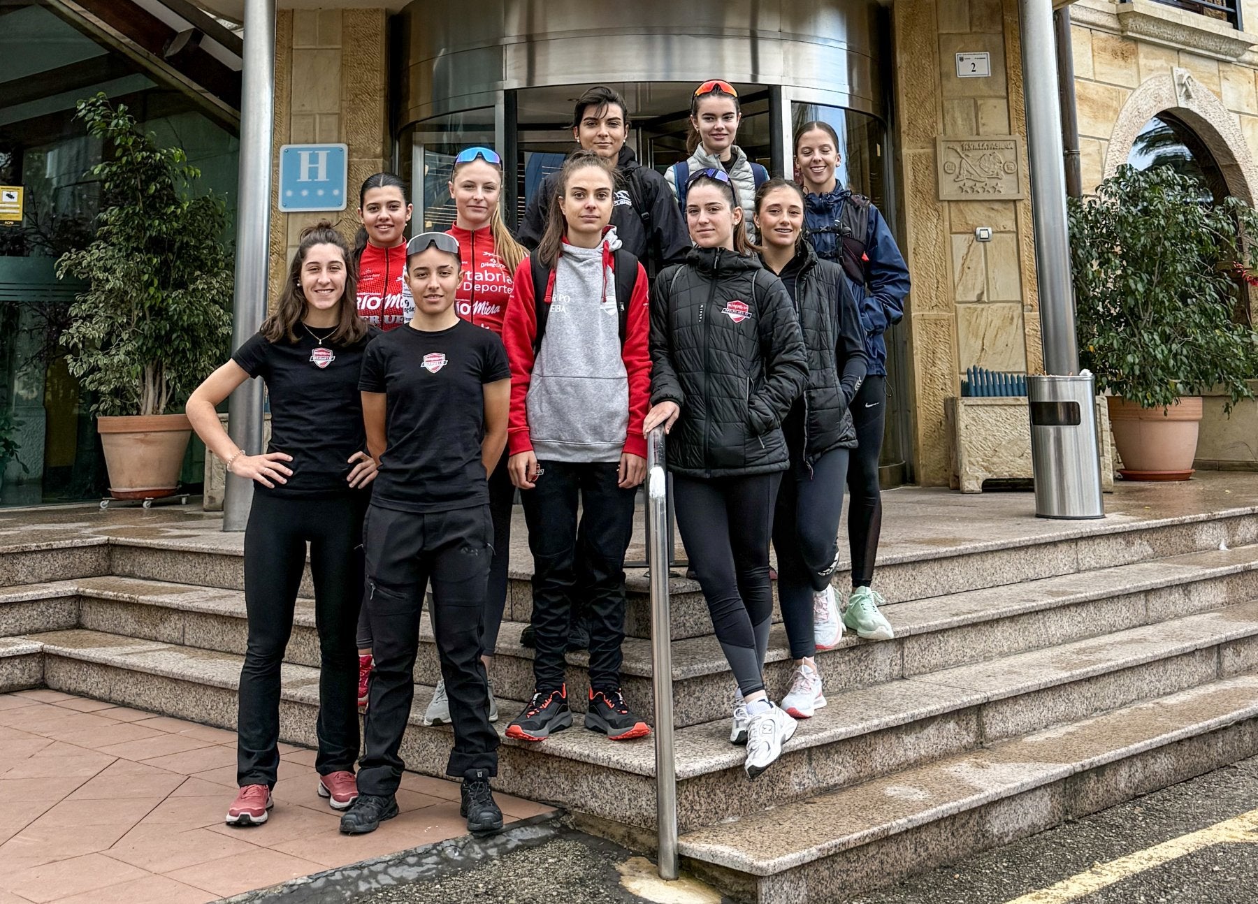 Integrantes de laplantilla élite y sub23 del CantabriaDeporte Río Miera.