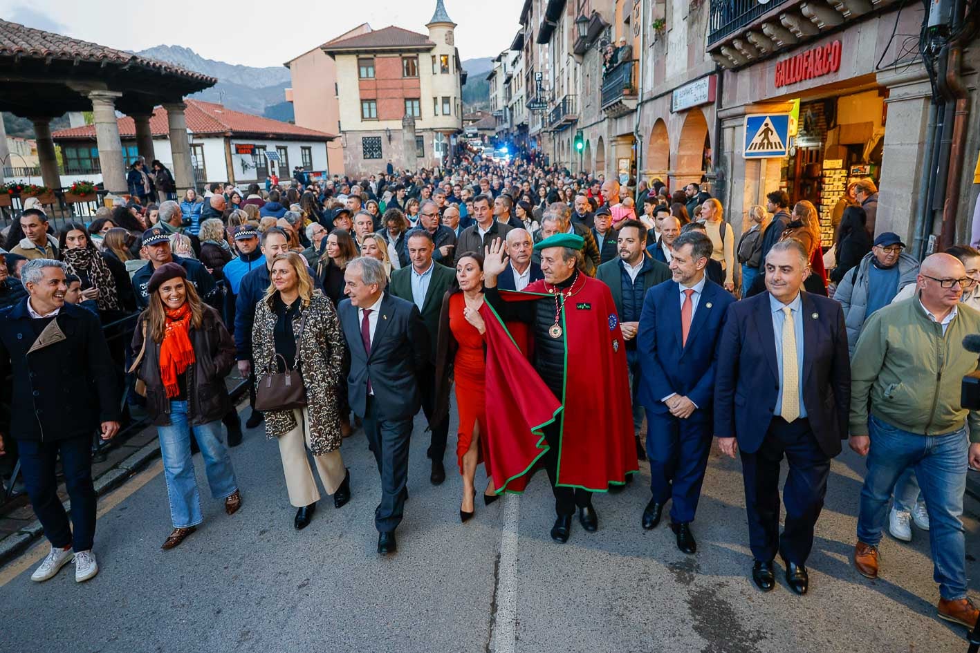 Pablo Zuloaga, Paula Fernández, Noelia Cobo, Javier Gómez, Eva Cotera, José Ribagorda, Luis Martínez Abad, Roberto Media y Secundino Caso, en primera fila, por las calles de Potes.