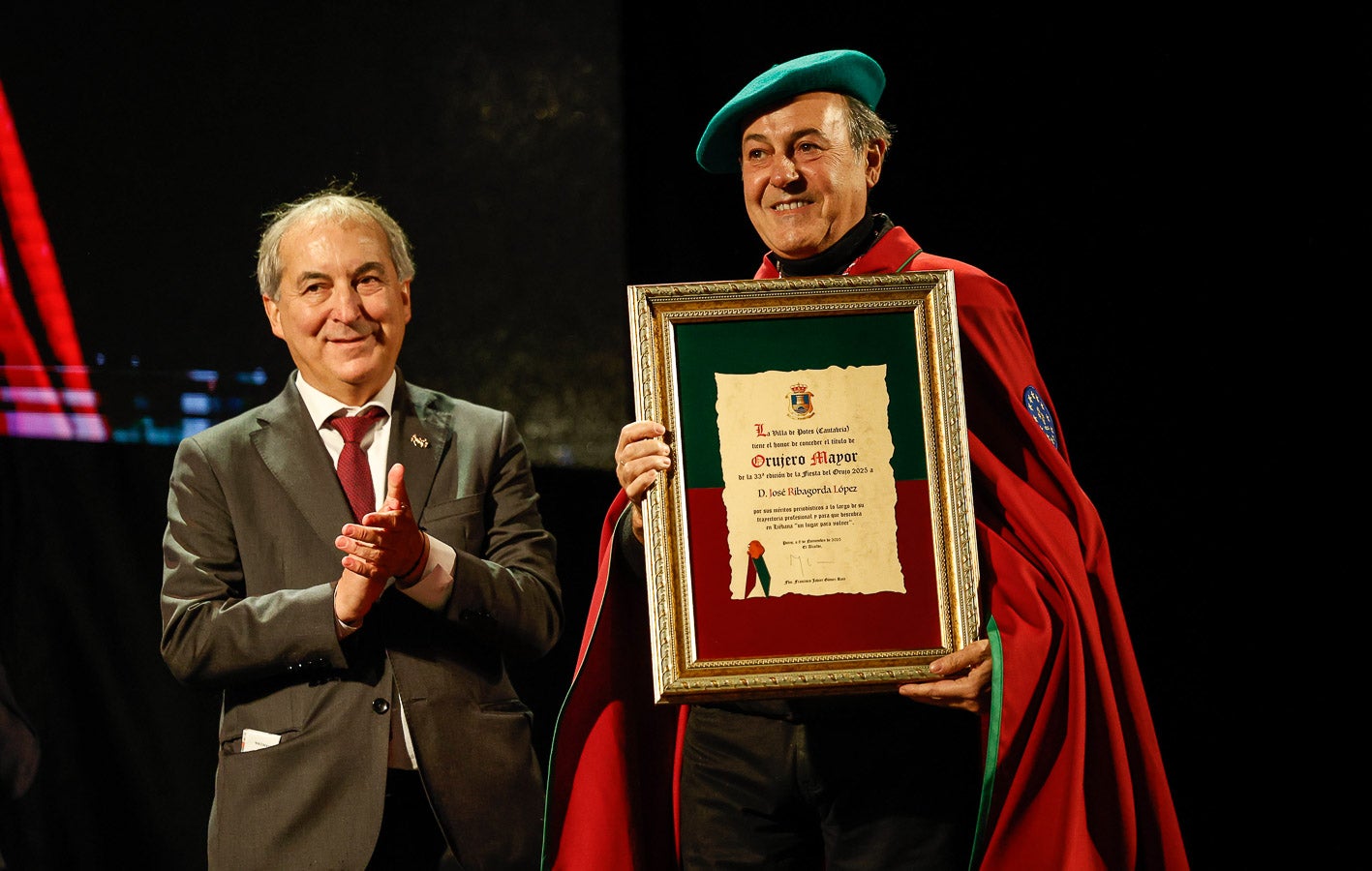 Javier Gómez entrega el diploma de orujero mayor al protagonista de la jornada.