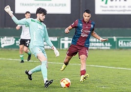 El meta del Rayo Álvaro Jiménez se dispone a sacar de portería