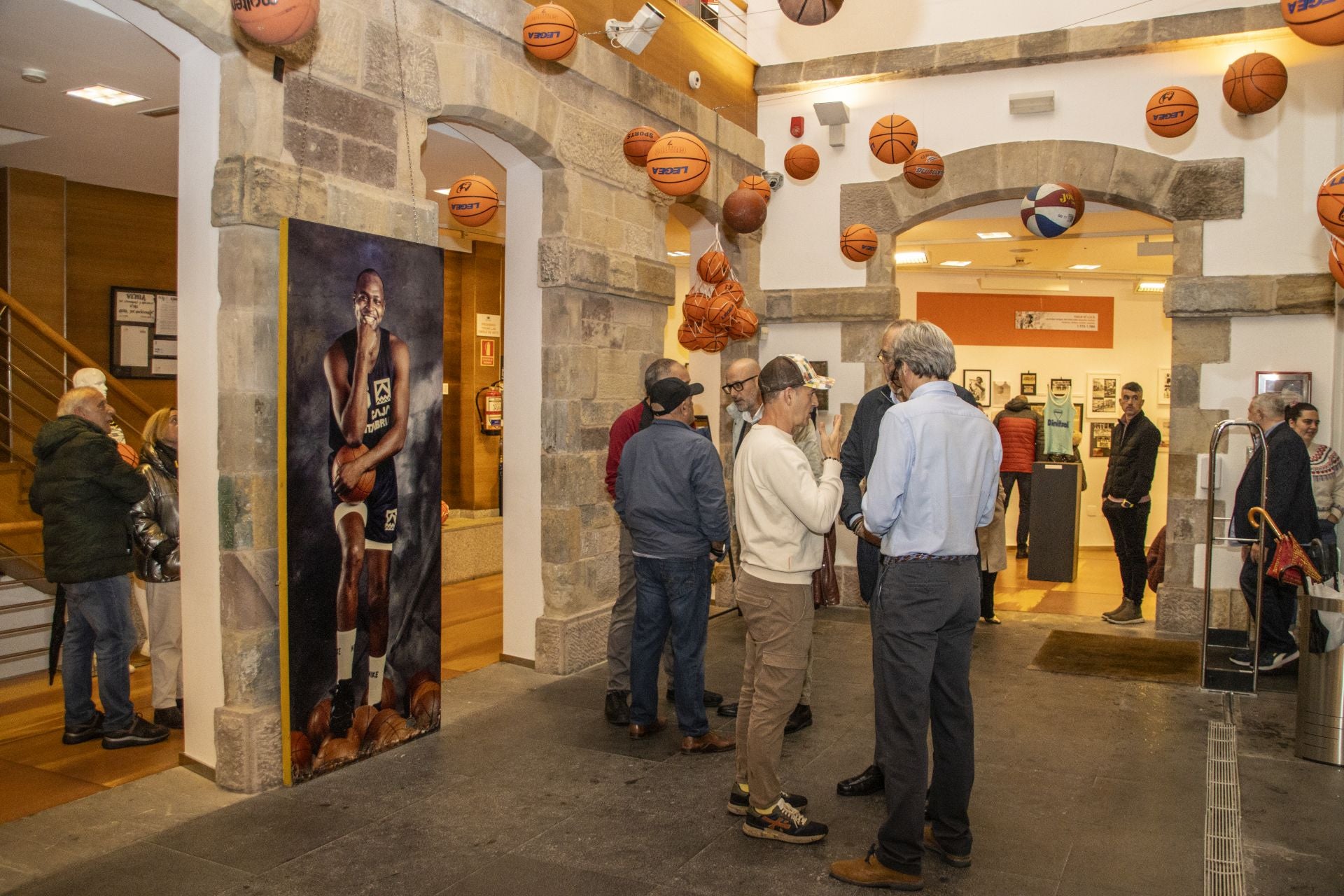 La exposición, comisariada por Aris Rosino, se inauguró el viernes 7 de diciembre. 