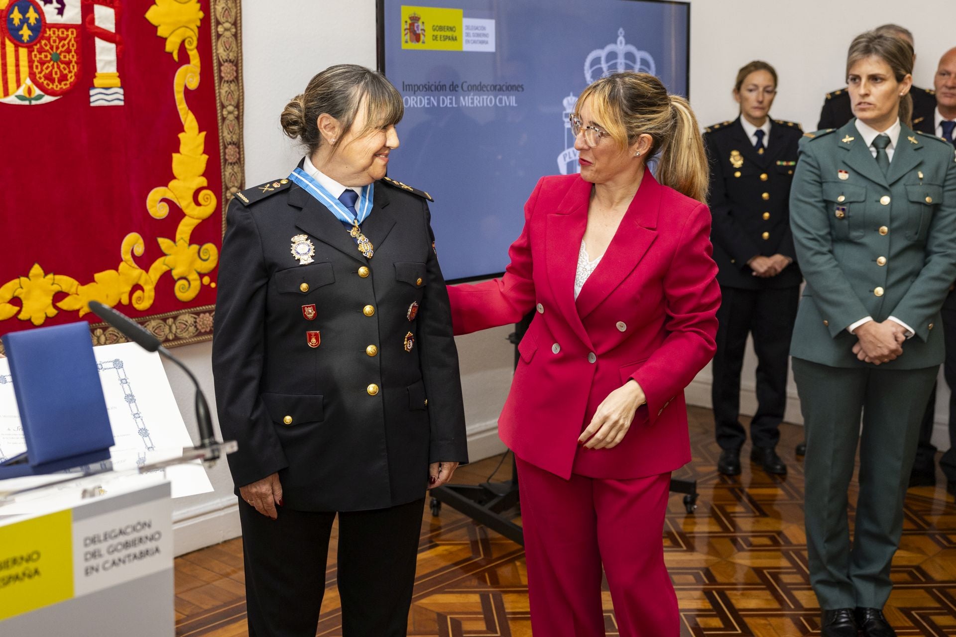 Carmen Martínez Ruiz, junto a la anterior delegada del Gobierno, Eugenia Gómez de Diego, cuando recibió la Encomienda de la Orden del Mérito Civil por sus 37 años de servicio en el cuerpo. Fue en diciembre de 2024. 