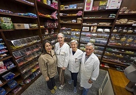 Sonia Álvarez y Beatriz Díez, que estarán al frente de Casa Maestro, junto a Isabel Fernández y Javier Acero, que se jubilan.