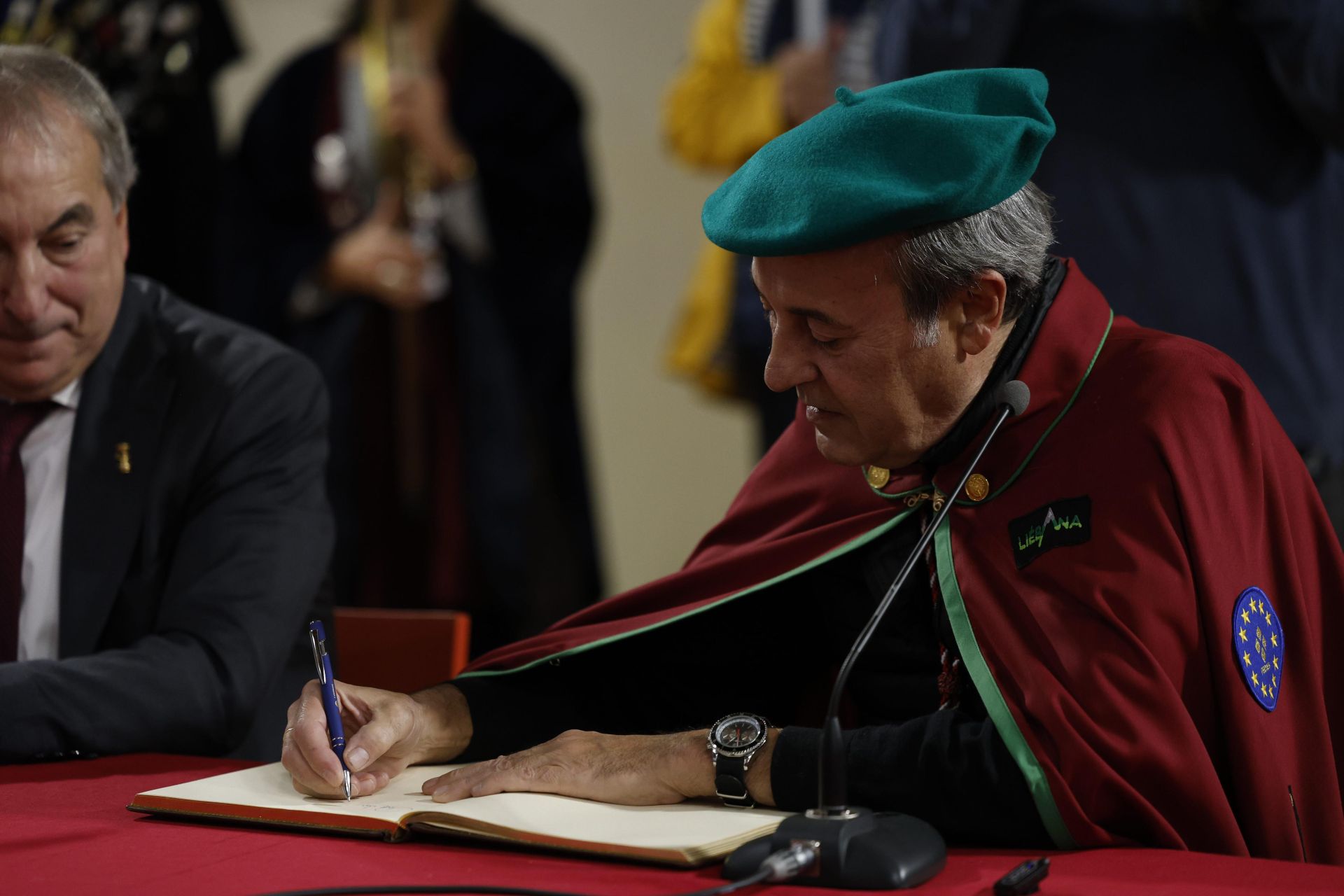 José Ribagorda firmando el libro de la Fiesta del Orujo, donde dejó un emotivo mensaje.